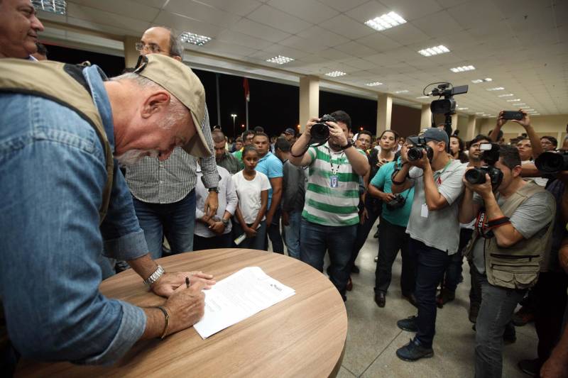 O Governador do Estado, Simão Jatene, também entregou para a região mais de 90 viaturas (foto) , 65 caminhonetes e 27 carros utilitários (pálios weekend), com destaque para duas da patrulha rural e uma para ronda escolar específica para Marabá. O Secretário de Estado de Segurança Pública, Luiz Fernandes, ressaltou que os veículos vão substituir a frota nas regiões sul e sudeste. “Surgiu uma demanda do policiamento rural, e já uma semana depois, por determinação do governador, já trouxemos as viaturas e já temos o policiamento disponível para fazer esse patrulhamento, que vai iniciar na região sudeste, mas se estenderá para a região sul e nordeste do estado. Hoje estamos substituindo toda a frota de veículos da região sul e sudeste, além disso o governador determinou onde tiver policiamento vai ter uma viatura, e já foi apresentado para a região os novos policiais que tomaram posse, nós não temos mais nenhum município sem delegado”, pontuou. Outras conquistas citada pelo Secretário da SEGUP foi o aumento do Núcleo de Apoio à Investigação e a criação de um conselho regional para acompanhar as ações de segurança pública. FOTO: SIDNEY OLIVEIRA / AG. PARÁ DATA: 06.04.2018 MARABÁ - PARÁ <div class='credito_fotos'>Foto: Sidney Oliveira/Ag. Pará | <a href='/midias/2018/originais/81f682b4-2798-45d2-a781-f51441637f36.jpg' download><i class='fa-solid fa-download'></i> Download</a></div>