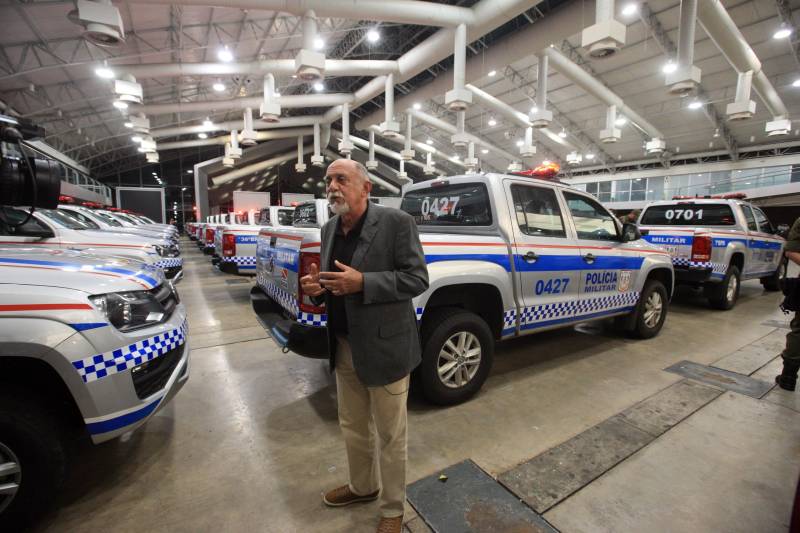 O Governo do Pará segue firme na política de prevenção e redução da criminalidade em todo o estado, com investimentos e o reforço de novos agentes que atuarão na segurança pública. Na tarde desta quinta-feira (22), os 474 aprovados em concurso público tomaram posse e receberam os equipamentos de trabalho. A cerimônia ocorreu no Hangar Convenções e Feiras da Amazônia, em Belém, e contou com a presença do governador Simão Jatene, entre outras autoridades.

FOTO: RODOLFO OLIVEIRA / AG. PARÁ
DATA: 22.03.2018
BELÉM - PARÁ <div class='credito_fotos'>Foto: Rodolfo Oliveira/Ag. Pará   |   <a href='/midias/2018/originais/8202838e-5698-4cec-9dac-f537dd814c6d.jpg' download><i class='fa-solid fa-download'></i> Download</a></div>