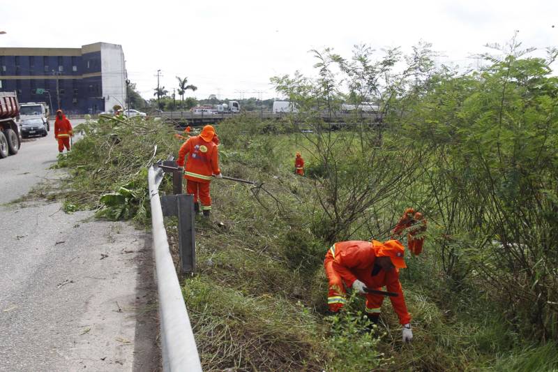 Um total de 50 presos custodiados na Colônia Penal Agrícola de Santa Izabel (CPASI) trabalham na limpeza e manutenção dos diversos canais que cortam a cidade de Belém. A ação faz parte do projeto “Puxirum”, desenvolvido pela Superintendência do Sistema Penitenciário do Estado (Susipe), em parceria com a Prefeitura de Belém, através da Secretaria Municipal de Saneamento (Sesan). Do início do ano de 2018 até agora, já foram retiradas mais de 40 toneladas de lixo e entulhos dos canais da cidade. Em 2017, os detentos ajudaram no trabalho de retirada de mais de 800 toneladas de lixo, em uma extensão que ultrapassa 33 Km, indo dos canais Água Cristal, Galo, Visconde, Antônio Baena, Travessa 3 de Maio, Jacaré, Una e São Joaquim. Os detentos trabalham de segunda a sexta-feira, durante seis horas por dia, fazendo serviços de roçagem, retirada de entulhos de bueiros e canais, além de limpeza do meio-fio. O trabalho é acompanhado por um fiscal da prefeitura e por dois agentes penitenciários. Todos são remunerados e recebem o benefício da remissão de pena, que consiste na redução de um dia da sentença a cada três trabalhados.
FOTO: AKIRA ONUMA / ASCOM SUSIPE
DATA: 08.05.2018
BELÉM - PARÁ <div class='credito_fotos'>Foto: Akira Onuma / Ascom Susipe | <a href='/midias/2018/originais/820b26f0-b99e-4cc1-bef5-d70b18846a12.jpg' download><i class='fa-solid fa-download'></i> Download</a></div>