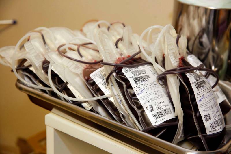 Nos dias 27 e 28 de maio, a Fundação Centro de Hemoterapia e Hematologia do Pará (Hemopa), por meio do Hemocentro Regional de Marabá, realizou campanha de doação de sangue no Hospital Geral de Parauapebas. A iniciativa resultou na coleta de 354 bolsas de sangue, o que deve ajudar mais de 1.400 pacientes que necessitam de transfusão na região. No sudeste do estado, as coletas se concentram no Hemocentro Regional de Marabá. Por isso, a campanha ?Prove que seu sangue passa mesmo pelo coração? aproximou os moradores de Parauapebas da doação voluntária. Foi o caso da professora Divina Cavalcante, que acredita que esse tipo de voluntariado faz bem não apenas para quem recebe, mas também para quem doa. ?Se não fosse por essas pessoas, que saem de casa pra doar, não sei o que seria dos pacientes que precisam de sangue. É uma atitude que faço com muita alegria?, conta. 

FOTO: CLAUDEMIR DADA / ASCOM HEMOPA
DATA: 29.05.2017
PARAUAPEBAS - PARÁ <div class='credito_fotos'>Foto: CLAUDEMIR DADA / ASCOM HEMOPA   |   <a href='/midias/2018/originais/820e7444-06bf-4990-92b8-6a03919cea97.jpg' download><i class='fa-solid fa-download'></i> Download</a></div>