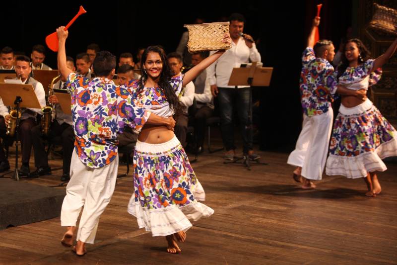 Dois estudantes do Curso de Bacharelado em Música, do Instituto Estadual Carlos Gomes (IECG), participam neste mês em Portugal do XIII Festival Internacional da Máscara Ibérica. Os instrumentistas Warlison Barros da Silva e Paulo Matos Favacho, que tocam respectivamente saxofone e clarinete na Banda de Música Milícia Odivelense, integram a comitiva que já viajou para representar o Brasil no Festival. O evento será realizado de 17 a 20 de maio (quinta-feira a domingo), no Jardim da Praça do Império, na cidade portuguesa de Belém. A participação do município paraense de São Caetano de Odivelas na 13ª edição do Festival tem apoio do Consulado de Portugal na capital paraense. A parceria, que estreitou os laços culturais entre o município de São Caetano de Odivelas e a cidade portuguesa de Odivelas, na área metropolitana de Lisboa, começou em 2016. Em maio do ano seguinte foi assinado em Portugal o Protocolo de Geminação entre as cidades irmãs. Na foto, banda Rodrigues dos Santos em apresentação de Carimbó.
FOTO: ASCOM / FCG
DATA: 15.05.2018
<div class='credito_fotos'>Foto: ASCOM FCG | <a href='/midias/2018/originais/82197dff-e6ee-41c7-a5b7-5df2598c8fb8.jpg' download><i class='fa-solid fa-download'></i> Download</a></div>