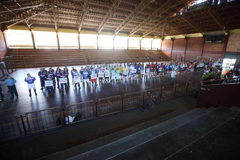 Mais de 300 policiais militares, de diversas localidades do Pará, participam neste sábado (3) e no domingo (4) da II Copa de Futsal da Casa Militar da Governadoria, em comemoração aos 101 anos de criação do órgão. Quarenta equipes participam do torneio, sendo 32 masculinas, quatro femininas, duas sub-16 e duas sub-13, as duas últimas formadas por alunos da escolinha de futsal da PM, que ensina a filhos de militares técnicas e regras da prática esportiva.
FOTO: RODOLFO OLIVEIRA / AG. PARÁ
DATA: 03.03.2018
BELÉM - PARÁ <div class='credito_fotos'>Foto: Rodolfo Oliveira/Ag. Pará | <a href='/midias/2018/originais/821e6d82-f51a-4bb4-bd0a-4b7a7a1de4a7.jpg' download><i class='fa-solid fa-download'></i> Download</a></div>