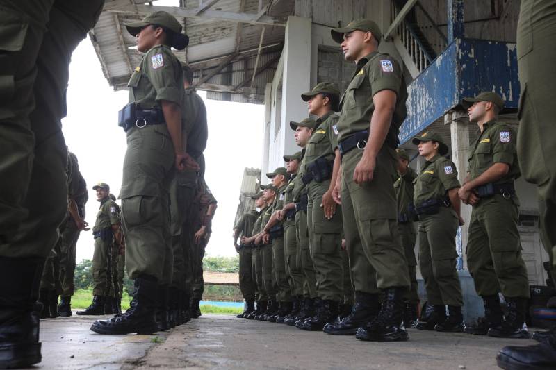 “A sociedade está prestes a receber novos policiais, profissionais prontos e treinados para defender o cidadão. Mesmo ainda não tendo encerrado o curso, já me sinto um PM. A instituição pode ter certeza que estarei sempre de pronto-emprego para atender no que ela precisar de mim”. A fala do aluno do Centro de Formação, dita nesta segunda-feira (7) durante uma aula do Curso de Formação e Aperfeiçoamento de Praças (CFAP) da Polícia Militar do Pará, demonstra o sentimento dos cerca de 2 mil homens e mulheres que estão próximos de encerrar o curso e iniciar seus trabalhos nas ruas. Em Belém, na sede do CFAP, estão em fase de conclusão da formação, cerca de 500 alunos (foto), entre homens e mulheres. Já no interior do Estado, outros 1. 500 passam pelo curso que também acontece nos municípios Conceição do Araguaia, Itaituba, Santarém, Marabá, Parauapebas, Castanhal, Santa Izabel do Pará, Tucuruí, Paragominas, Capanema, Bragança, Altamira, Barcarena, Soure e Breves. A previsão é que no início de agosto deste ano, todos já estejam efetivamente nas ruas. Aprovados no último concurso público da instituição, os futuros policiais estão desde outubro de 2017 participando de um novo modelo formação. De acordo com o major Arthur Silva, sub-comandante do CFAP, a mudança na grade do curso quase dobrou o número de horas aula.
FOTO: RODOLFO OLIVEIRA / AG. PARÁ
DATA: 08.05.2018
BELÉM - PARÁ <div class='credito_fotos'>Foto: Rodolfo Oliveira/Ag. Pará | <a href='/midias/2018/originais/822269bd-2778-4348-8d26-7e539ba11ba0.jpg' download><i class='fa-solid fa-download'></i> Download</a></div>