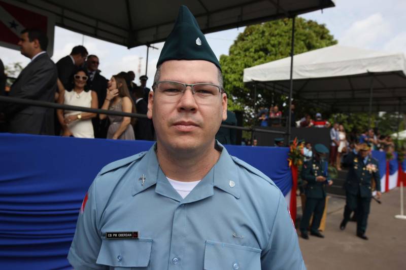 A cerimônia pelo Dia de Tiradentes, patrono das polícias militares do Brasil, este ano, no Pará, teve um toque especial. Na manhã desta quinta-feira, 20, no Comando Geral da Polícia Militar do Estado, foram oficializadas as promoções de 539 policiais e entregues 170 novos veículos para a corporação. O governador Simão Jatene participou da cerimônia. A frota vai ajudar no combate à criminalidade na região metropolitana de Belém e interior do estado. Dos 170 veículos entregues para reforçar o policiamento, 60 são motocicletas, 60 viaturas modelo Palio Weekend com cela e 50 Pick-ups, com cela, todos em regime de locação, que serão somados à frota. Serão investidos mensalmente 4 milhões de reais. As 539 promoções beneficiam policiais militares da capital e do interior do estado, sendo 462 praças e 77 oficiais. “Eu me sinto lisonjeada e quero chegar à capitã”, disse Rejane Santa Brígida Miranda, promovida de soldado a cabo. “Fico feliz também por termos um plano seguro, de carreira e me sinto prestigiada na carreira que escolhi”, completou Rejane.
FOTO: ANTÔNIO SILVA / AG APRÁ
DATA:20.04.2018
BELÉM - PARÁ <div class='credito_fotos'>Foto: ANTONIO SILVA / AG. PARÁ | <a href='/midias/2018/originais/82233596-83c4-4855-8467-3e7dd71b56e1.jpg' download><i class='fa-solid fa-download'></i> Download</a></div>