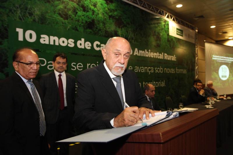 O governador Simão Jatene participou na manhã desta terça-feira, 27, da abertura do Seminário “Cadastro Ambiental Rural (CAR) 10 Anos: Avanços e Perspectivas”. Durante a abertura do seminário, que segue até esta quarta-feira, 28, foi assinado um Contrato de Contribuição Financeira entre o Banco alemão KFW e o Governo do Estado para execução do projeto “Fortalecimento do Monitoramento, da Fiscalização e do Licenciamento Ambiental para Prevenção e Controle de Desmatamento no Estado do Pará”; e um Acordo de Cooperação Técnica entre o Estado (representado pela Semas), e os Ministérios Público Estadual (MPE) e Federal (MPF), que permite o compartilhamento de espaço físico, dados, informações e produção de conhecimentos, usando tecnologias automatizadas disponíveis e produtos gerados pelo Centro Integrado de Monitoramento Ambiental (Cimam). 

FOTO: CRISTINO MARTINS / AG. PARÁ
DATA: 27.11.2018
BELÉM - PARÁ <div class='credito_fotos'>Foto: Cristino Martins/Ag. Pará   |   <a href='/midias/2018/originais/822e1891-efeb-4ba0-9c43-8fe304e6998c.jpg' download><i class='fa-solid fa-download'></i> Download</a></div>