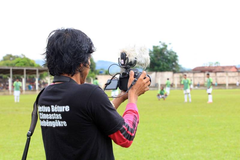 O que na aldeia é uma ferramenta de caça, na Semana dos Povos Indígenas vira uma das modalidades esportivas mais aguardadas. A competição de arco e flecha levou ao Estádio Municipal Turcão, no centro de São Félix do Xingu, município do sudeste do Pará, um dos símbolos da cultura dessas comunidades. Entre índios jovens, que saem na floresta à procura de comida, aos velhos caciques, que chefiam as aldeias, 15 participaram da competição, exibindo precisão e habilidade. Para eles, mais importante do que competir é poder estar a lado dos irmãos, que vêm de diversas partes do País para o evento. Um deles é Paulinho Juruna, 33 anos, que saiu do Estado do Mato Grosso e viajou por quase dois dias para participar da semana em São Félix. “Nosso povo veio com muita alegria ao Pará. A gente nunca tinha estado aqui. Temos gratidão com a Prefeitura de São Félix pelo convite. Agora, posso mostrar minha habilidade com o arco e flecha aos parentes Kayapó da região. E, quem sabe, aprender com eles”, disse Paulinho Juruna, acrescentando que “usamos a flecha basicamente para caçar. Mais para a pesca. É como se fosse o anzol de vocês”. Na foto, o cinegrafista Clayton Kayapó.
FOTO: RODOLFO OLIVEIRA / AG. PARÁ
DATA: 17.04.2018
SÃO FÉLIX DO XINGU - PARÁ <div class='credito_fotos'>Foto: Rodolfo Oliveira/Ag. Pará | <a href='/midias/2018/originais/8236b955-5039-4482-a524-29afafc5a7db.jpg' download><i class='fa-solid fa-download'></i> Download</a></div>