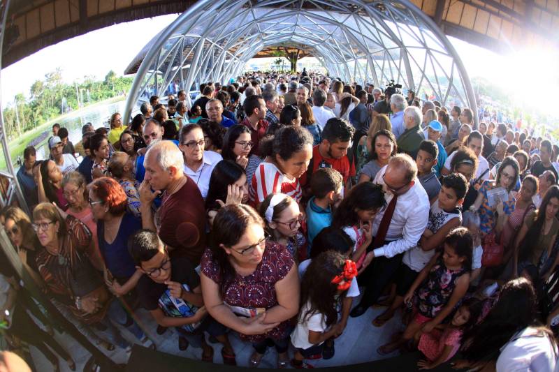 O Parque Estadual do Utinga (PEUt) o mais importante espaço de preservação e estudo da biodiversidade dentro da Região Metropolitana de Belém será reaberto à população a partir desta sexta,16, a partir das 16h30, com apresentações artísticas, com o Boi Veludinho, crianças do Pro Paz e a premiada Orquestra Sinfônica do Theatro da Paz. A apresentação será em um espaço ao ar livre e não será necessária a retirada de ingressos, por esse motivo, a recomendação é que o público chegue cedo, porque a entrada será fechada quando o espaço estiver lotado.
FOTO: MÁCIO FERREIRA / AG PARÁ
DATA: 16.03.2018
BELÉM - PARÁ <div class='credito_fotos'>Foto: MÁCIO FERREIRA/ AG. PARÁ | <a href='/midias/2018/originais/82392913-bd7e-4828-b240-28da22035c92.jpg' download><i class='fa-solid fa-download'></i> Download</a></div>