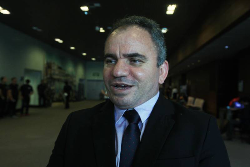 "Atualmente a corporação conta com 2.862 policiais em atividade. Com a nomeação dessa nova turma e, em breve, dos 149 novos delegados, alcançamos o maior efetivo da história da Polícia Civil, de pouco mais de 3.400 policiais", afirmou o delegado geral da Polícia Civil, Rilmar Firmino (foto). "Nós estamos aumentando nossa capacidade operacional em mais de 25% e isso, consequentemente, vai melhorar a investigação e o atendimento ao público", acrescentou.

FOTO: RODOLFO OLIVEIRA / AG. PARÁ
DATA: 22.03.2018
BELÉM - PARÁ <div class='credito_fotos'>Foto: Rodolfo Oliveira/Ag. Pará   |   <a href='/midias/2018/originais/82409fec-97b1-4be1-b4eb-1710a83d526c.jpg' download><i class='fa-solid fa-download'></i> Download</a></div>