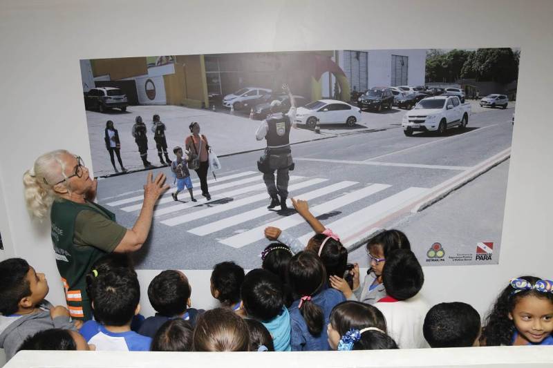 Crianças da Escola Municipal de Ensino Fundamental Barão do Rio Branco (foto), em Belém, participaram, na manhã desta terça-feira (8), das ações de mobilização da campanha Maio Amarelo. Uma equipe da Coordenadoria de Educação para o Trânsito, do Departamento de Trânsito do Estado (Detran), buscou conscientizar a garotada com relação aos altos índices de acidente no trânsito. Os alunos que tinham entre 6 e 7 anos participaram de mini palestras sobre comportamento seguro nas vias, o uso do cinto de segurança e equipamento de retenção (cadeirinha), travessia nas faixas, além de assistirem a vídeos educativos. A campanha nacional de combate à violência viária chega a sua 5ª edição com o tema “Nós Somos o Trânsito”, que busca, em 2018, sensibilizar a sociedade para as questões da mobilidade. De acordo com o Observatório Nacional de Segurança Viária, 90% dos acidentes têm como motivação as falhas humanas como imperícia, imprudência e desatenção.
FOTO: ASCOM / DETRAN
DATA: 08.05.2018
BELÉM - PARÁ <div class='credito_fotos'>Foto: ASCOM DETRAN | <a href='/midias/2018/originais/8242b4d1-45bb-42b7-af16-a90b942b24a8.jpg' download><i class='fa-solid fa-download'></i> Download</a></div>