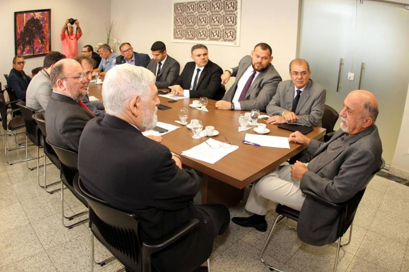 O governador Simão Jatene recebeu na manhã desta terça-feira, 22, três deputados integrantes de comissões especiais da Câmara Federal. No encontro, os deputados ouviram do governador todas as medidas tomadas para resolver o problema da crise nacional de violência, com consequências no estado, além de medidas sócio-ambientais relacionadas ao lixo urbano e ao acidente provocado pela empresa Hydro, em Barcarena, na região nordeste do Estado.

FOTO: CRISTINO MARTINS / AG. PARÁ
DATA: 22.05.2018
BELÉM - PARÁ <div class='credito_fotos'>Foto: Cristino Martins/Ag. Pará   |   <a href='/midias/2018/originais/825c3dbb-d8c3-419f-8307-50283105028b.jpg' download><i class='fa-solid fa-download'></i> Download</a></div>
