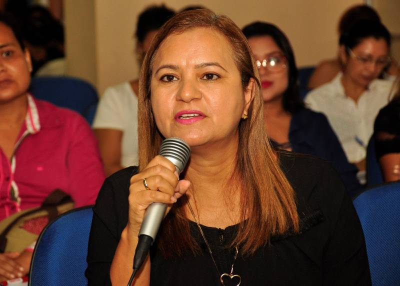 A diretora de Políticas de Atenção Integral à Saúde do Departamento da Atenção à Saúde (Dase) da Sespa, Socorro Bandeira, explicou que o seminário voltado para os profissionais de secretarias municipais de Saúde foi o início de uma série de atividades que visa, ainda, à elaboração de pesquisa a situação atual dos municípios em relação às PICS; à capacitação aos municípios que já desenvolvem alguma ação sobre o assunto; à realização de oficinas temáticas “Fitoterapia Aplicada à Nutrição” para nutricionistas do SUS e à produção de material educativo sobre o tema
FOTO: JOSÉ PANTOJA / ASCOM SESPA
DATA: 22.03.2018
BELÉM - PARÁ <div class='credito_fotos'>Foto: José Pantoja / Ascom Sespa | <a href='/midias/2018/originais/825e45d4-5289-4765-a70d-90fe07f75e20.jpg' download><i class='fa-solid fa-download'></i> Download</a></div>