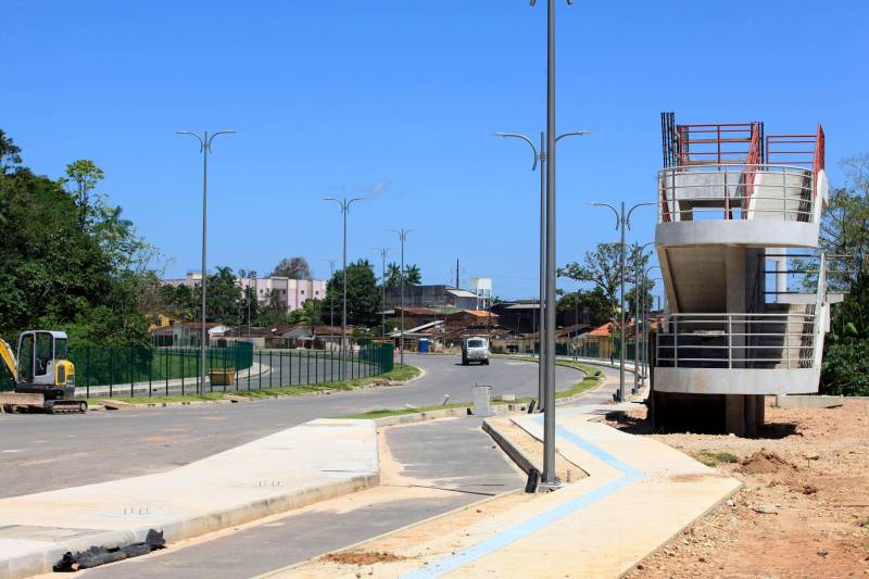Com a chegada do verão, as obras de prolongamento da Avenida João Paulo II (foto) entram em ritmo acelerado. A partir do final desta semana, o número de operários envolvidos na obra, que hoje chega a 350, vai passar a ser de 600, o que garantirá maior celeridade na conclusão das obras, previstas para até o final de julho. “Faltam menos de 10% para que a gente conclua toda a obra. São detalhes de pavimentação nas vias de acesso, calçada, gradil, iluminação, o que a gente chama de acabamento. E nesse acabamento, incluímos também as passarelas, que são montadas fora e, a partir daí, são levadas para o canteiro de obra e colocadas em seus devidos lugares. As passarelas são importantes para segurança dos pedestres que vão precisar atravessar a João Paulo. Da mesma forma, a sinalização horizontal e vertical são fundamentais para circulação dos pedestres, motoristas, motociclistas e ciclistas por toda a avenida. A expectativa é que possamos entregar o mais breve possível o prolongamento da Avenida João Paulo II à população, de forma a garantir melhoria da qualidade de vida, saúde, lazer, mobilidade e mais segurança para quem mora nessa área”, informa o diretor geral do Núcleo de Gerenciamento de Transportes Metropolitano (NGTM), César Meira.

FOTO: MÁCIO FERREIRA / AG. PARÁ
DATA: 12.06.2018
BELÉM - PARÁ <div class='credito_fotos'>Foto: MÁCIO FERREIRA/ AG. PARÁ   |   <a href='/midias/2018/originais/8264eae6-1855-42ae-8c96-13c3665a7bc0.jpg' download><i class='fa-solid fa-download'></i> Download</a></div>