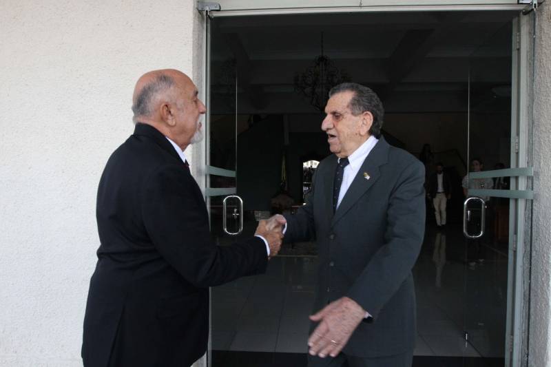 Segurança, tecnologia, educação e recursos hídricos foram alguns dos temas em pauta durante encontro entre o governador Simão Jatene (e) e o embaixador de Israel no Brasil, Yossi Shelley, na tarde desta quarta-feira (13), no Palácio do Governo, em Belém. A reunião também contou presença do presidente do Centro Israelita do Pará, Marcos Soares e dos representantes da comunidade israelita, Ana Bentes Bloch e Elias Ramiro Bentes (d). Com a visita, o País do oriente médio busca estreitar as relações com o Estado e iniciar a construção de parcerias e cooperações em setores estratégicos como ciência, tecnologia e conhecimento. Entre os temas debatidos está a questão da segurança. Israel possui, por exemplo, uma grande expertise em tecnologias utilizadas na área. “Temos um grande conhecimento no que diz respeito à tecnologia para a segurança. Apresentamos algumas utilizadas em nosso País, como softwares de monitoramento, rastreamento, entre outros, que podem ser interessantes para o governo do Pará”, afirmou o embaixador Yossi Shelley. As possibilidades de contribuição também incluem intercâmbios e capacitação profissional na área.

FOTO: CRISTINO MARTINS / AG. PARÁ
DATA: 13.06.2018
BELÉM - PARÁ <div class='credito_fotos'>Foto: Cristino Martins/Ag. Pará   |   <a href='/midias/2018/originais/8267ab1c-b1fe-4bd7-9b72-46618595aa28.jpg' download><i class='fa-solid fa-download'></i> Download</a></div>