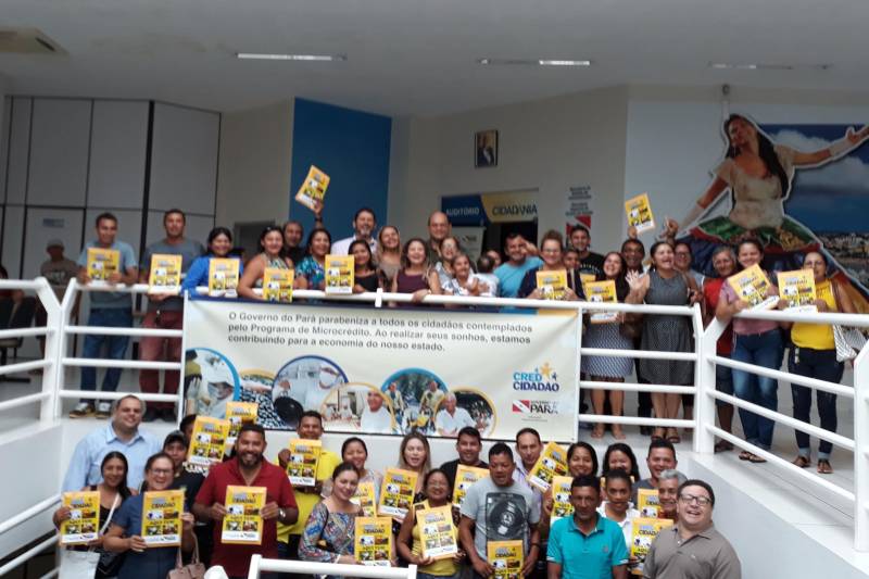 O programa CredCidadão continua na região do Baixo Amazonas. Após concretizar os sonhos de empreendedores dos municípios de Belterra e Mojuí dos Campos, agora foi a vez da entrega de microcrédito para 50 micro e pequenos empreendedores de Santarém. Na ocasião, foram liberados R$ 213.900,00 para diferentes áreas: artesanato; confecções; artigos em geral; panificação; tapeçaria; farmácia, entre outros. O programa, que faz parte das ações do Pará 2030, já contabiliza mais de 700 pessoas contempladas e quase R$ 2,5 milhões liberados no município.
FOTO: SAMUEL ALVARENGA / AG. PARÁ
DATA: 03.05.2018
SANTARÉM - PARÁ <div class='credito_fotos'>Foto: SAMUEL ALVARENGA/AG.PARÁ | <a href='/midias/2018/originais/826cdeb2-8b5f-447e-a351-12e294a28a3c.jpg' download><i class='fa-solid fa-download'></i> Download</a></div>