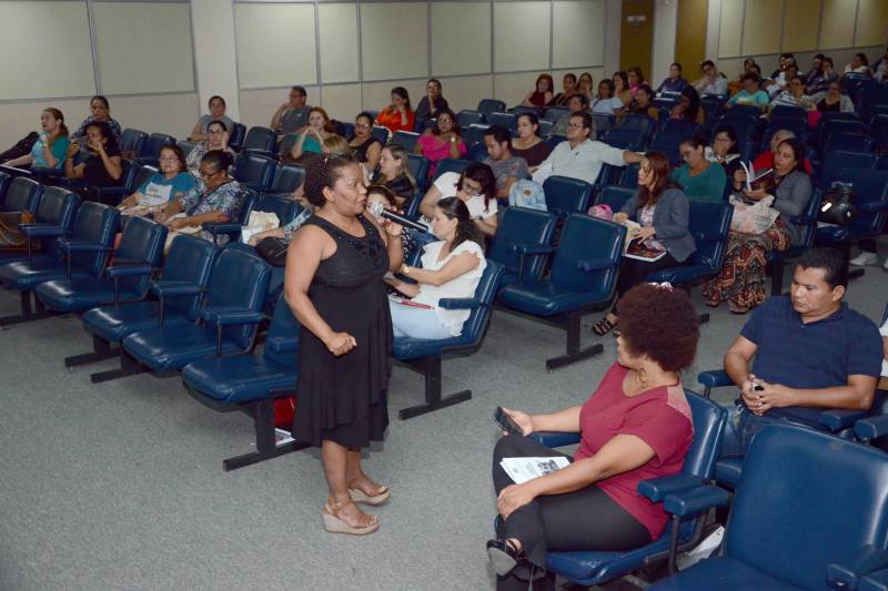 Os desafios para as relações étnico-raciais no ambiente escolar foi o tema da palestra ministrada pela professora Creusa Trindade (foto), coordenadora da Promoção da Igualdade Racial da Secretaria de Estado de Educação (Seduc), no segundo dia da I Jornada Pedagógica do Projeto Mundiar, que começou na terça-feira (13) e prosseguiu nesta quarta-feira (14), no auditório Ismael Nery, no Centur, em Belém.
FOTO: ELISEU DIAS / ASCOM SEDUC
DATA: 14.03.2018
BELÉM - PARÁ <div class='credito_fotos'>Foto: Eliseu Dias / Ascom Seduc | <a href='/midias/2018/originais/8272e79e-4172-474d-adf6-690c1ac22163.jpg' download><i class='fa-solid fa-download'></i> Download</a></div>
