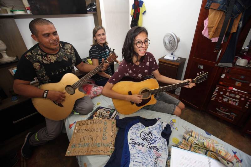 Se passar em uma universidade pública, competindo com jovens que estudam em escolas particulares e têm o reforço dos cursinhos preparatórios, já é difícil, imagine passar em três processos seletivos diferentes em universidades públicas. Essa foi a proeza de Pedro Castro. Com apenas 17 anos, ele passou em Engenharia Florestal na Universidade Federal Rural da Amazônia (Ufra), em Biomedicina na Universidade Federal do Pará, e em Engenharia Biomédica, também na UFPA, curso este pelo qual optou.
FOTO: SIDNEY OLIVEIRA / AG. PARÁ
DATA: 14.02.2018
BELÉM - PARÁ <div class='credito_fotos'>Foto: Sidney Oliveira/Ag. Pará | <a href='/midias/2018/originais/8279f2fd-a033-48f1-ab3a-2b0c1498fb08.jpg' download><i class='fa-solid fa-download'></i> Download</a></div>