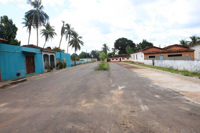A agenda no município de Terra Alta (foto) também foi referente ao Programa Asfalto na Cidade. A Ordem de Serviço para a pavimentação de 4 km de vias urbanas foi assinada na cerimônia realizada no Auditório Municipal. 

FOTO: RODOLFO OLIVEIRA / AG. PARÁ
DATA: 13.06.2018
TERRA ALTA - PARÁ <div class='credito_fotos'>Foto: Rodolfo Oliveira/Ag. Pará   |   <a href='/midias/2018/originais/827bffbb-c854-4fe0-bb47-098182530573.jpg' download><i class='fa-solid fa-download'></i> Download</a></div>