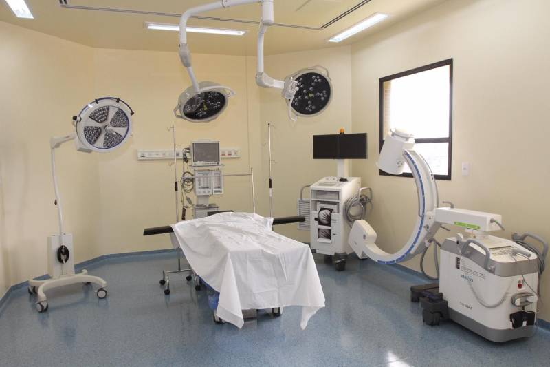Neste domingo (30), às 11 horas, o governador Simão Jatene realiza uma visita às instalações do novo “Abelardo Santos” (foto), em Icoaraci. O prédio possui 10 andares e tem capacidade de atendimento para ser o maior hospital público da Região Metropolitana de Belém, beneficiando cerca de 1,2 milhão de pessoas. O hospital terá diversas especialidades, como clínica pediátrica, cirúrgica, médica e de traumatologia, terapia renal, unidade de transplante, maternidade, unidade de tratamento intensivo (UTI) infantil e adulto, centro cirúrgico com oito salas, laboratório de análise clínicas, serviço de reabilitação e centro de diagnóstico por imagem, que fará exames mais completos de mamografia, ressonância magnética e tomografia computadorizada.

FOTO: CRISTINO MARTINS / AG. PARÁ
DATA: 29.12.2018
ICOARACI - PARÁ <div class='credito_fotos'>Foto: Cristino Martins/Ag. Pará   |   <a href='/midias/2018/originais/8280a61f-10d5-4e91-971f-39af7bf85678.jpg' download><i class='fa-solid fa-download'></i> Download</a></div>
