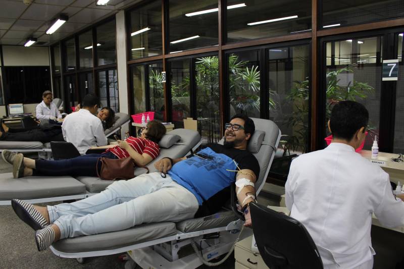 Uma campanha para doação de sangue e medula desenvolvida na Secretaria de Meio Ambiente e Sustentabilidade (Semas) incentivou 15 servidores (foto) de duas diretorias da Semas a participarem deste momento de solidariedade humana, nesta quarta-feira (12). O órgão ambiental disponibilizou um micro-ônibus para realizar essa atividade dentro da programação do Dezembro Vermelho, mês dedicado à prevenção da Aids, Síndrome da Imunodeficiência Adquirida, doença crônica causada pelo HIV, Vírus da Imunodeficiência Humana, que pode ser transmitido pelo contato sanguíneo. A ação permanece até sábado (15), quando outras diretorias vão participar desse gesto de amor ao próximo. Os servidores também podem levar parentes e amigos para a doação. A gerente de Treinamento, Desenvolvimento e Avaliação, da Semas, Neumara Carneiro, considera esse momento natalino oportuno para incentivar a doação de sangue. “A solidariedade humana é muito presente na época do Natal e procuramos estimular essa disposição natural para a prática da doação”, avalia.

FOTO: ASCOM / SEMAS
DATA: 12.12.2018
BELÉM - PARÁ <div class='credito_fotos'>Foto: ASCOM SEMAS   |   <a href='/midias/2018/originais/828143d6-1cbb-4814-83c5-0cee24fd253c.jpg' download><i class='fa-solid fa-download'></i> Download</a></div>