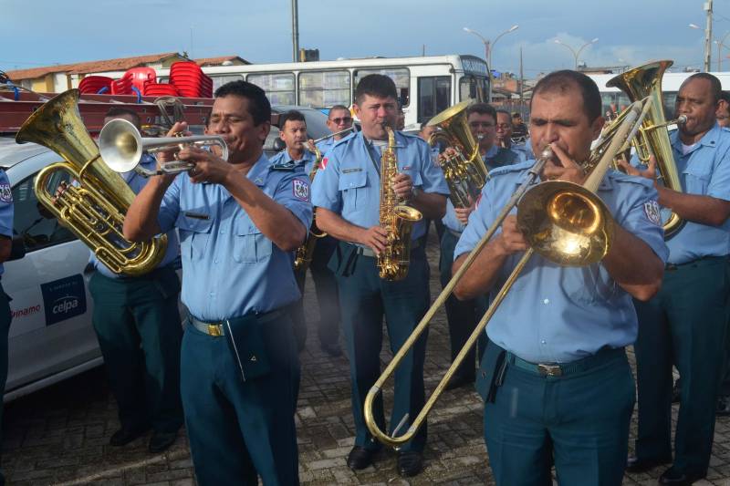 Uma tarde para não sair da memória de centenas de crianças que participaram na tarde desta sexta-feira, 7, do Natal com Segurança (foto) promovido pela Secretaria de Estado de Segurança Pública e Defesa Social (Segup). Com olhos atentos para o céu, meninos e meninas receberam com emoção o delegado de polícia que se tornou Papai Noel por um dia. Ele chegou ao Portal da Amazônia em um helicóptero do Grupamento Aéreo de Segurança Pública (Graesp) causando emoção aos presentes.

FOTO: ELIELSON MODESTO / ASCOM SUSIPE
DATA: 08.12.2018
BELÉM - PARÁ <div class='credito_fotos'>Foto: Elielson Modesto / Ascom Segup   |   <a href='/midias/2018/originais/8295d5a6-3a8b-4b12-a0aa-afba213d9183.jpg' download><i class='fa-solid fa-download'></i> Download</a></div>