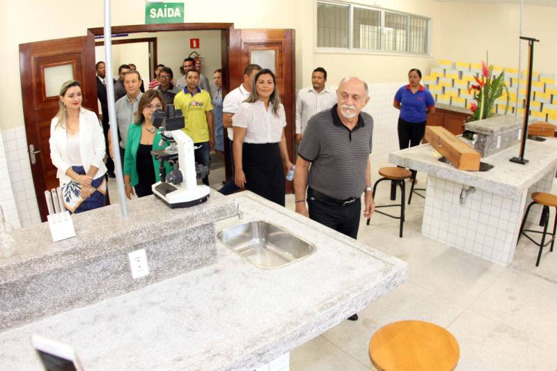 Um painel, no pátio da Escola Estadual de Ensino Médio Ruth Guimarães Ferreira, no distrito de Murinim, em Benevides, mostra 16 alunos da unidade aprovados nos últimos vestibulares. Desses, 12 irão estudar na Universidade Federal do Pará (UFPA). São os primeiros resultados de um processo que começou há nove meses, quando a escola entrou em reforma e ampliação. A nova “Ruth Guimarães Ferreira” foi entregue oficialmente nesta segunda-feira, 26, pelo governador Simão Jatene. Reformada e ampliada, a escola tem agora seis salas de aula; quatro laboratórios (multiuso, multidisciplinar, informática e de leitura); cozinha; refeitório e dispensa; quadra poliesportiva, vestiários feminino e masculino; área de convivência; sala para Atendimento Educacional Especializado (AEE) e acessos para pessoas com deficiência. Espaços de sobra para seus 892 alunos, distribuídos em três turnos do Ensino Médio. A obra custou R$ 2,446 milhões.
FOTO: CRISTINO MARTINS / AG. PARÁ
DATA: 26.03.2018
BENEVIDES - PARÁ <div class='credito_fotos'>Foto: Cristino Martins/Ag. Pará | <a href='/midias/2018/originais/82ac2fc3-eeb2-4f96-b7c6-d51991e717f6.jpg' download><i class='fa-solid fa-download'></i> Download</a></div>