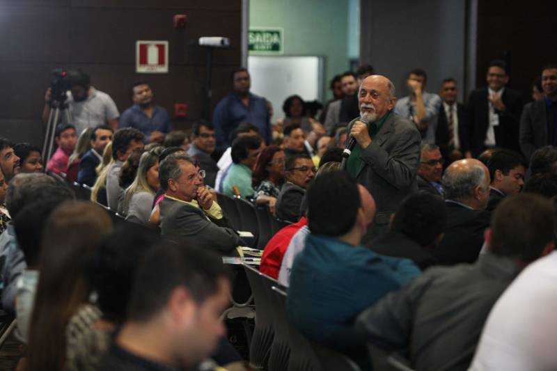 Cento e quarenta e um gestores municipais que aderiram ao Programa Municípios Sustentáveis participam da terceira reunião do Fórum Permanente de Prefeitas e Prefeitos dos Municípios Sustentáveis. O evento começou na manhã desta quarta-feira (7), no auditório do Hangar Convenções e Feiras da Amazônia. A programação segue até esta quinta-feira (8). Com o tema “Gestão Compartilhada”, o evento traz as experiências e os desdobramentos das agendas governamentais que foram planejadas em parceria com as gestões municipais. Durante o encontro também está sendo apresentado o balanço das ações e resultados do Programa Municípios Sustentáveis (PMS), da Secretaria Extraordinária de Municípios Sustentáveis (Semsu), que propõe a sustentabilidade dos municípios em âmbito global, a gestão e ajuste fiscal, até as grandes obras de infraestrutura. Os projetos respeitam a realidade e peculiaridades de cada território, com ações ancoradas nos planos governamentais Pará 2030, Pará Ambiental e Pará Social.

FOTO: SIDNEY OLIVEIRA / AG PARÁ
DATA: 07.02.2018
BELÉM - PARÁ <div class='credito_fotos'>Foto: Sidney Oliveira/Ag. Pará   |   <a href='/midias/2018/originais/82aea2d0-bac8-42da-af07-1237413f2470.jpg' download><i class='fa-solid fa-download'></i> Download</a></div>