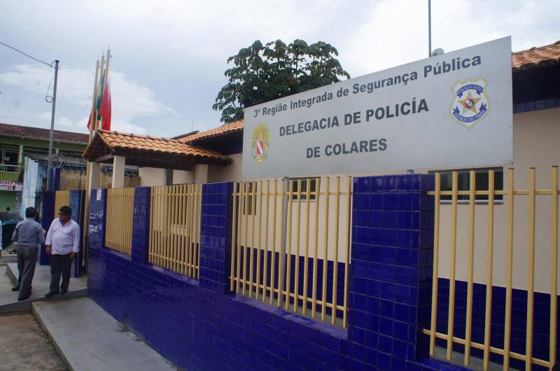 O delegado geral da Polícia Civil do Pará, Rilmar Firmino, esteve, nesta quinta-feira, dia 1º de março, em Colares, no nordeste do Estado, onde, junto com delegados e representantes do município, visitou as novas instalações da delegacia de Polícia Civil do município.
FOTO: ASCOM POLÍCIA CIVIL
DATA: 01.03.2018
COLARES - PARÁ <div class='credito_fotos'>Foto: Ascom Polícia Civil | <a href='/midias/2018/originais/82b1843e-8099-4285-8ae1-56b7354ebdf6.jpg' download><i class='fa-solid fa-download'></i> Download</a></div>