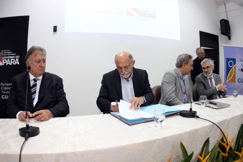 Ainda durante a cerimônia, o governador Simão Jatene assinou o decreto sobre a concessão de apoio financeiro, na forma de subvenção econômica pelo Estado do Pará, a empresas nacionais, públicas ou privadas, voltadas às atividades de inovação tecnológica.
FOTO: CRISTINO MARTINS / AG. PARÁ
DATA: 07.03.2018
BELÉM - PARÁ <div class='credito_fotos'>Foto: Cristino Martins/Ag. Pará | <a href='/midias/2018/originais/82bf212e-e5a3-4f0f-8423-4579dc398ed1.jpg' download><i class='fa-solid fa-download'></i> Download</a></div>