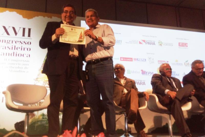 Durante a solenidade de abertura do XVII Congresso Brasileiro de Mandioca e do II Congresso Latino Americano e Caribenho da Mandioca, na noite de ontem (12), no Centro de Convenções e Feiras da Amazônia (Hangar), em Belém, técnicos da Empresa de Assistência Técnica e produtores rurais de várias regiões do estado foram homenageados. O presidente da Emater, Paulo Amazonas Pedroso foi uma das 40 personalidades contempladas com o reconhecimento por serviços prestados em prol da agricultura no estado. O diretor técnico, Rosival Possidônio, também foi homenageado por dedicada atuação à cultura da mandioca. O indígena Gregório Waro Mundurucu, assistido pela Emater, em Jacareacanga, na região do Baixo Amazonas foi agraciado como representante indígena pelo legado à cultura da mandioca, e o agricultor familiar, José Davi Pereira Junior, também assistido pela Emater, em Bragança, na Região do Salgado, foi contemplado como representante dos agricultores familiares.
FOTO: ASCOM / EMATER
DATA: 13.03.2018
BELÉM - PARÁ <div class='credito_fotos'>Foto: ASCOM EMATER | <a href='/midias/2018/originais/82c14e35-bc2d-4115-870e-3c1003dda33c.jpg' download><i class='fa-solid fa-download'></i> Download</a></div>