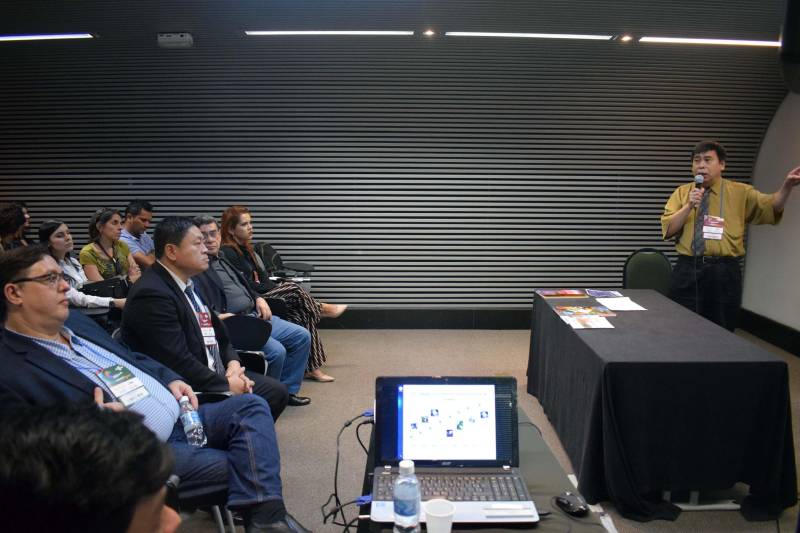 Com forte participação no comércio exterior e uma das economias mais dinâmicas do mundo, Taiwan, localizado na Ásia Oriental, figura entre os mercados de maior interesse do Pará para a geração de negócios. Com este objetivo, a Companhia de Desenvolvimento Econômico do Pará (Codec), em parceria com a Federação das Indústrias do Pará (Fiepa), por meio do Centro Internacional de Negócios (CIN), promoveu, na noite de sexta-feira, 18, o seminário “Oportunidades de Negócios e Parcerias entre Pará e Taiwan”. O evento fez parte da programação do terceiro dia da Feira do Empreendedor 2018, promovida pelo Serviço Brasileiro de Apoio às Micro e Pequenas Empresas (Sebrae PA), no Hangar, em Belém. Representantes do Taitra, Conselho para o Desenvolvimento do Comércio Exterior de Taiwan, foram os responsáveis por apresentar, a um público formado por integrantes de mais de 30 empresas paraenses, além de autoridades de municípios do Pará, as melhores oportunidades de negócios em Taiwan e detalhar a atuação do Taitra - principal organização semi-governamental de promoção comercial e de investimentos em Taiwan.
FOTO: IGOR NASCIMENTO / ASCOM CODEC
DATA: 19.05.2018
BELÉM - PARÁ <div class='credito_fotos'>Foto: IGOR NASCIMENTO / ASCOM CODEC | <a href='/midias/2018/originais/82c50e80-5771-461f-ba40-07cc411629ca.jpg' download><i class='fa-solid fa-download'></i> Download</a></div>