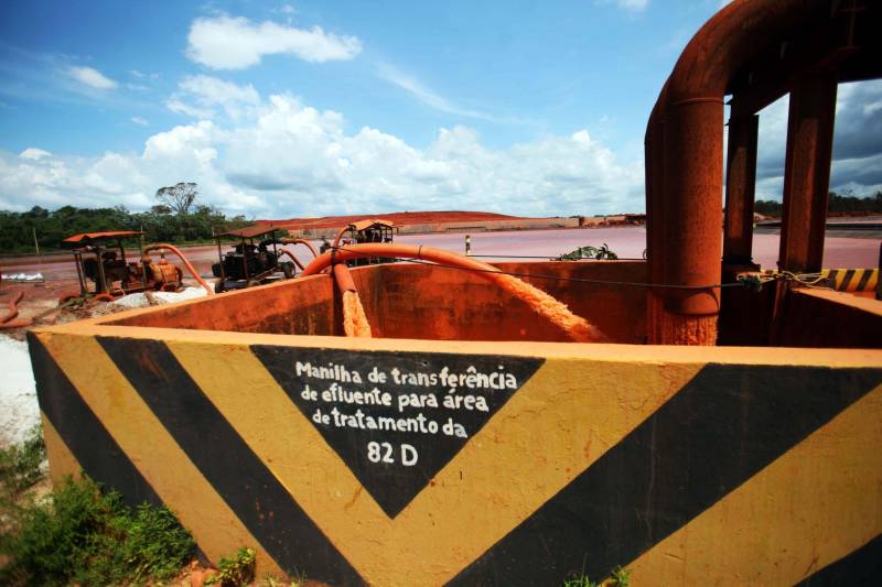 Iniciou neste sábado, 24, o prazo que o Governo do Estado deu para que a empresa de alumínio Hydro Alunorte adote procedimentos e mecanismos seguros ambientalmente, a fim de que as bacias de resíduos da empresa baixem os níveis em pelo menos um metro – o que é definido tecnicamente como padrão de segurança com comprovação permanente da redução e manutenção dos níveis. Uma equipe de fiscalização da Secretaria de Estado de Meio Ambiente e Sustentabilidade (Semas) está no município para fazer o monitoramento dos níveis das bacias do sistema de tratamento dos rejeitos da Bauxita. "Vamos montar equipes para, de duas em duas horas, avaliar o nível das bacias. Em caso de chuva o monitoramento será feito de uma em uma hora", explicou Rejiane Santos, geóloga da Diretoria de Licenciamento Ambiental da Semas.
FOTO: IGOR BRANDÃO / AG PARÁ
DATA: 24.02.2018
BELÉM - PARÁ <div class='credito_fotos'>Foto: IGOR BRANDÃO / AG. PARÁ | <a href='/midias/2018/originais/82cca985-faa8-43bc-aee6-a8c7a7dda3ed.jpg' download><i class='fa-solid fa-download'></i> Download</a></div>