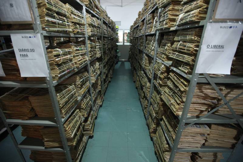 Ao entrar na Biblioteca Arthur Viana, localizada no Centro Cultural e Turístico Tancredo Neves (Centur), é possível visualizar e sentir as diferenças logo ao chegar. O espaço, que desde 2015 passava por reformas, está completamente pronto para sua reinauguração, que deve acontecer já na próxima semana. Iluminação adequada, climatização renovada, mudança de estantes e outros móveis que contribuíram para a ampliação do espaço, além de um verdadeiro upgrade em diversos espaços de convivência, serviços e estudos, trouxeram novos ares a centenária biblioteca.
FOTO: THIAGO GOMES / AG. PARÁ
DATA: 27.04.2018
BELÉM - PARÁ <div class='credito_fotos'>Foto: Thiago Gomes /Ag. Pará | <a href='/midias/2018/originais/82cfa100-b867-47bf-b4b2-cf4b4b2f40dc.jpg' download><i class='fa-solid fa-download'></i> Download</a></div>