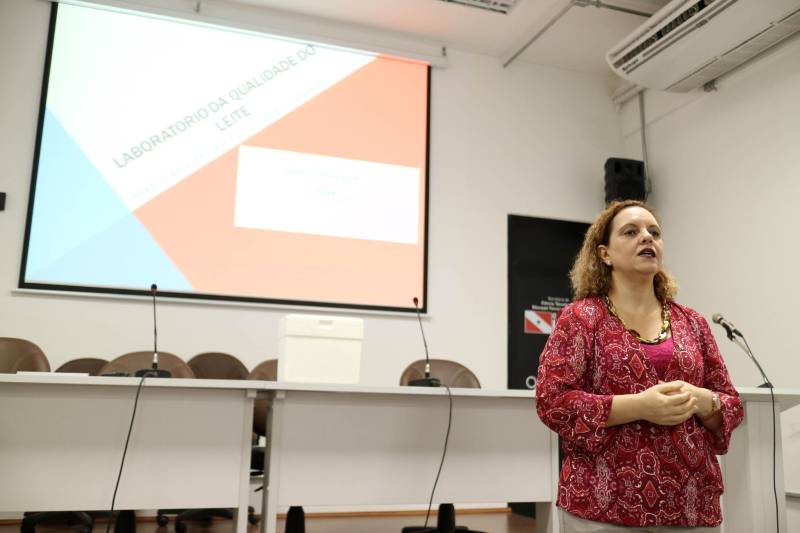 Alavancar a cadeia produtiva e verticalizar o setor de laticínios do estado do Pará. Essas são as missões do Laboratório da Qualidade do Leite, instalado no Parque de Ciência e Tecnologia Guamá, em Belém. Por isso, a coordenação do laboratório realizou, na manhã desta quarta-feira (7), uma reunião com produtores, pesquisadores, professores, estudantes, representantes de cooperativas, empresas, indústrias e órgãos públicos estaduais e federais. Na foto, a coordenadora do Laboratório, professora Luíza Meller.
FOTO: ASCOM SECTET
DATA: 07.03.2018
BELÉM - PARÁ <div class='credito_fotos'>Foto: Ascom Sectet | <a href='/midias/2018/originais/82d28e40-b5f4-4896-8460-a245054016a4.jpg' download><i class='fa-solid fa-download'></i> Download</a></div>