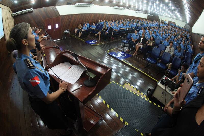 Cerca de 350 policiais femininas iniciaram, na manhã desta sexta-feira (23), no auditório da Universidade da Amazônia, o I Encontro de Mulheres Policiais. O evento faz parte das comemorações pelos 200 anos da Polícia Militar do Pará, celebrado em 2018. A proposta do encontro é proporcionar trocas de experiências profissionais e pessoais entre o efetivo feminino da Polícia Militar do Pará, levantando discussões de temas relacionados às questões do gênero. A ideia do encontro surgiu depois que a PMPA abriu um espaço no site da corporação, para que os internautas enviassem sugestões de eventos que pudessem marcar os 200 anos da instituição no Estado.
FOTO: THIAGO GOMES / AG. PARÁ
DATA: 23.03.2018
BELÉM - PARÁ <div class='credito_fotos'>Foto: Thiago Gomes /Ag. Pará | <a href='/midias/2018/originais/82d3183e-0cf6-47a7-b32e-3b960ad3ffd9.jpg' download><i class='fa-solid fa-download'></i> Download</a></div>