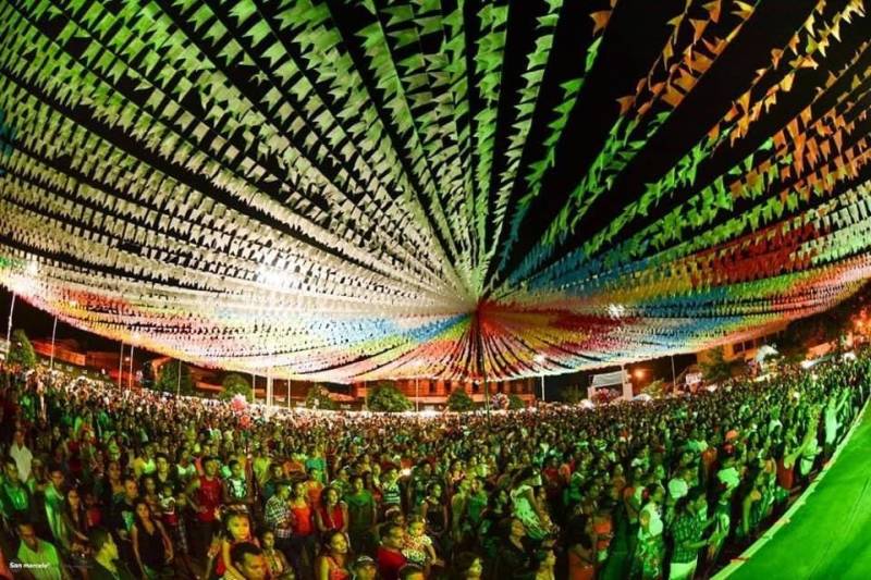 A população de Augusto Corrêa, na região do Caeté, nordeste paraense, terá quatro dias de efervescência cultural, mostrando a dança, a música, os sabores e os cheiros característicos da gastronomia típica do período junino paraense, produzido no município durante a XXIX Feira da Cultura Popular - Arraial Urumajó 2018 (foto). A programação será realizada a partir desta quinta-feira, 28, e segue até 1º de julho, no campo Santa Cruz, na entrada da cidade, com apresentações de bois-bumbás, cordões de pássaros e show com artistas e grupos locais, regionais e nacionais. Segundo Luciana Lemos, titular do Departamento de Cultura (Decult) da Prefeitura de Augusto Corrêa, a edição 2018 da Feira da Cultura Popular foi projetada numa área circunferencial de 36 metros para todos os lados, com espaços específicos para atender a toda a programação do evento, incluindo 36 barracas gastronômicas, dois palcos para as apresentação de shows da cultura popular e das bandas, além da Casa do Xote, onde ocorrerão algumas apresentações locais e as festas de aparelhagens.
FOTO: ASCOM / PREFEITURA DE AUGUSTO CORRÊA
DATA: 28.06.2018
AUGUSTO CORRÊA - PARÁ <div class='credito_fotos'>Foto: ASCOM / PREFEITURA DE AUGUSTO CORRÊA | <a href='/midias/2018/originais/82d485ad-fe39-4771-a50a-e05c36693fcc.jpg' download><i class='fa-solid fa-download'></i> Download</a></div>
