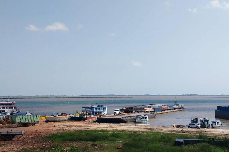 Foi publicada na edição desta sexta feira (02), do Diário Oficial do Estado, o resultado final da licitação realizada pela Companhia de Portos e Hidrovias (CPH) para a construção do terminal hidroviário de Santarém, na região oeste do Pará. Após análise documental, o Consórcio Tapajós foi declarado o vencedor do certame licitatório.Em movimentação de embarque e desembarque de passageiros, a estimativa da CPH é que o terminal de Santarém, município com quase 300 mil habitantes, movimente, em média, duas mil pessoas por dia. Ele, enfim, suprirá a demanda de uma cidade que movimenta a economia da região por meio do transporte fluvial. A nova estrutura vai possibilitar a organização do setor portuário da orla, já que atualmente as operações de embarque e desembarque, tanto de cargas quanto de passageiros, são realizadas em um porto improvisado localizado na Praça Tiradentes, no bairro Aldeia.
FOTO: SAMUEL ALVARENGA
DATA: 02.02.2018
BELÉM - PARÁ <div class='credito_fotos'>Foto: Samuel Alvarenga / Secom | <a href='/midias/2018/originais/82e348ca-25a9-492e-850a-1cd421cb2c9d.jpg' download><i class='fa-solid fa-download'></i> Download</a></div>