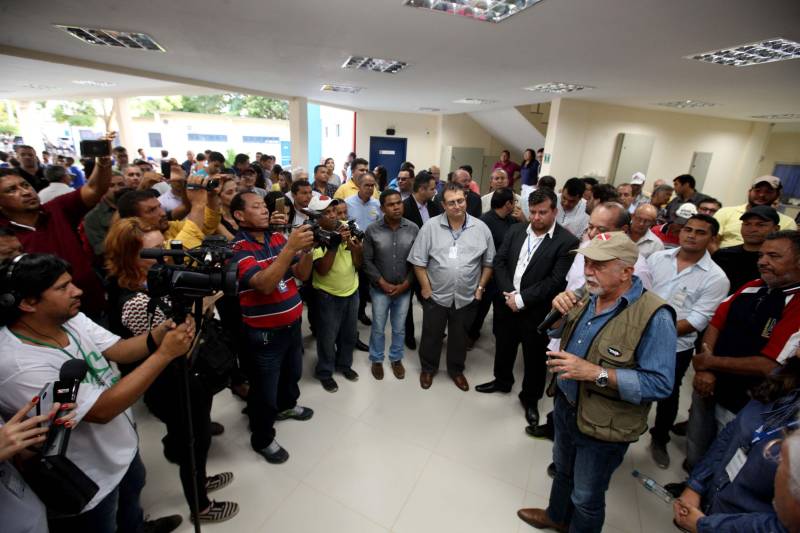 Nesta sexta-feira (6), um dia após completar 105 anos de emancipação, Marabá, município de forte vocação mineral e agrícola que o faz principal centro socioeconômico do sudeste paraense, recebeu importantes obras e serviços do Governo do Estado. Em destaque, investimentos nas áreas da saúde, educação, saneamento básico e segurança. As cerimônias contaram com a presença do governador Simão Jatene, parlamentares, prefeitos da região, entre outras autoridades. Durante a agenda de governo no município foi entregue oficialmente à população a nova Estação de Tratamento de Esgoto Sanitário (ETE) da Companhia de Saneamento do Pará (Cosanpa), o bloco IV do campus VIII da Universidade Estadual do Pará (Uepa, na foto) e mais de 90 veículos para unidades militares de Marabá e municípios da região. Além disso, também foi entregue à prefeitura 13 caminhões coletores de resíduos sólidos e assinado um termo aditivo para aquisição de equipamentos de hemodiálise para o Hospital Regional do Sudeste do Pará - Dr. Geraldo Veloso (HRSP), entre outros convênios.
FOTO: SIDNEY OLIVEIRA / AG. PARÁ
DATA: 06.04.2018
MARABÁ - PARÁ <div class='credito_fotos'>Foto: Agência Pará | <a href='/midias/2018/originais/82e823e4-fbf8-424b-887f-84f6896c17a4.jpg' download><i class='fa-solid fa-download'></i> Download</a></div>