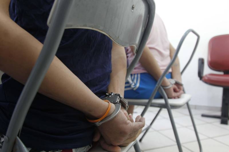 A Superintendência do Sistema Penitenciário do Estado (Susipe) realiza durante todo o mês de junho um mutirão (foto) com atendimento social, judiciário e de saúde no Complexo Prisional de Marituba, onde estão localizados os Presídios Estaduais Metropolitanos I, II e III. Nesta quarta-feira (13) a ação ocorreu no PEM II. O objetivo do mutirão é realizar um atendimento multidisciplinar para identificar as situações jurídicas, sociais, de saúde e educação de todos os 495 detentos custodiados no local. “Agora, os mutirões ficaram mais dinâmicos, pois iremos realizar um atendimento multidisciplinar envolvendo as diversas áreas de atuação da Susipe. Na parte jurídica será feito a atualização do nosso sistema de controle prisional, durante o atendimento ao preso. No setor social iremos avaliar se o preso tem seus documentos válidos, e iremos providenciar a emissão de quem não os possui. Vamos avaliar, também, a escolaridade e providenciar estudo para os presos que quiserem dar continuidade a sua formação, além de acelerar os atendimentos médicos, psicossociais e odontológicos na unidade prisional”, explicou Waléria Albuquerque, coordenadora do mutirão.

FOTO: AKIRA ONUMA / ASCOM SUSIPE
DATA: 13.06.2018
BELÉM - PARÁ <div class='credito_fotos'>Foto: Akira Onuma / Ascom Susipe   |   <a href='/midias/2018/originais/82e9240c-0d05-4613-82ff-3d55d8030cba.jpg' download><i class='fa-solid fa-download'></i> Download</a></div>