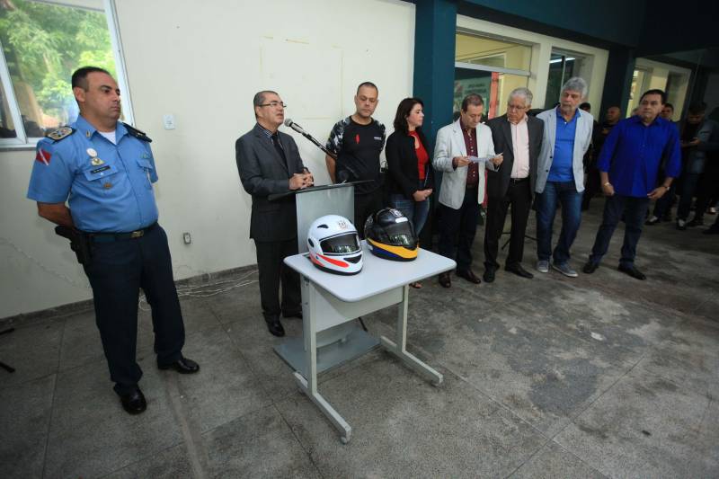 Polícia Militar, Guarda Municipal e Secretarias Municipais de Segurança Pública de 17 cidades do interior paraense receberam motos para ampliar o policiamento ostensivo e para atender ocorrências em suas sedes. Os veículos adquiridos pelo Governo do Estado são provenientes de emenda parlamentar de três deputados da Assembleia Legislativa do Pará (ALEPA), e entregues nesta segunda-feira (28) durante cerimônia na sede da Casa Civil, em Belém. Ao todo foram entregues 44 motos do modelo Honda XRE 300 CC, todas com kit sinalizador acústico e visual, rastreador, dois capacetes e queixeiras. Prefeitos, secretários de segurança, representantes das polícias, guardas municipais e deputados estiveram presentes na solenidade e ressaltaram a importância de ampliar a frota de veículos para dar apoio a segurança dos municípios. Na foto, Luiz Fernandes, secretário de segurança pública do Pará.
FOTO: MÁCIO FERREIRA / AG. PARÁ
DATA: 28.05.2018
BELÉM - PARÁ <div class='credito_fotos'>Foto: MÁCIO FERREIRA/ AG. PARÁ | <a href='/midias/2018/originais/82e9c5c6-527f-46c2-9be9-69ae6af0f9be.jpg' download><i class='fa-solid fa-download'></i> Download</a></div>