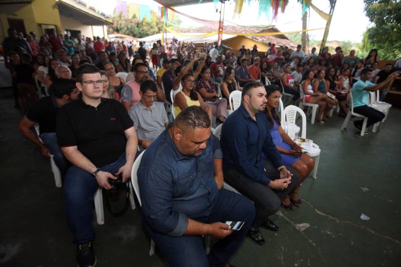 O município de São Francisco do Pará recebeu, neste sábado (30), uma ordem de serviço para o asfaltamento de 5 quilômetros de suas ruas, um investimento de quase R$ 2 milhões. A ação é uma realização do Governo do Estado, por meio da Secretaria de Estado de Desenvolvimento Urbano e Obras Públicas (Sedop), e tem a parceria da Assembleia Legislativa do Estado (Alepa) e da prefeitura do município beneficiado. O evento de entrega ocorreu de 18h às 20h, no Centro de Referência e Assistência Social (Cras) da cidade. A iniciativa faz parte de uma ação maior, já realizada em Viseu, Augusto Corrêa, Tracuateua, Bonito, Floresta do Araguaia, Curionópolis, São João da Ponta, Curuçá, Terra Alta, Sapucaia, Redenção, Capanema, Bragança, São Domingos do Capim e outros municípios. Nos 14 municípios citados, foram destinados mais de R$ 42 milhões para a pavimentação asfáltica em cerca de 95 quilômetros.
FOTO: SIDNEY OLIVEIRA / AG. PARÁ
DATA: 30.06.2018
SÃO FRANCISCO - PARÁ <div class='credito_fotos'>Foto: Sidney Oliveira/Ag. Pará | <a href='/midias/2018/originais/82eba2a0-740a-473d-b278-20947f098a8b.jpg' download><i class='fa-solid fa-download'></i> Download</a></div>