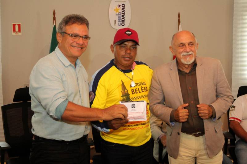 O Governo do Estado entregou, nesta segunda-feira, 12, no Palácio do Governo, 75 motocicletas a mototaxistas de Belém, Castanhal, Ananindeua e Igarapé-Açu. As motos foram adquiridas pelos mototaxistas por meio do Credcidadão, programa que incentiva a geração de trabalho e renda entre os microempreendedores com necessidades financeiras. O governador Simão Jatene fez a entrega das chaves das motos, acompanhado do prefeito de Belém, Zenaldo Coutinho; do presidente da Assembleia Legislativa do Estado do Pará (Alepa), Márcio Miranda; dos deputados Eliel Faustino e Coronel Neil; do secretário de Desenvolvimento Econômico, Indústria, Comércio e Mineração, Hildegardo Nunes; do diretor-geral do Credcidadão, Jorge Rezende e de representantes de sindicatos e associações de mototaxistas, entre eles o presidente do Sindicato dos Mototaxistas do Pará, José Ribamar Soares, o Alemão.
FOTO: CRISTINO MARTINS / AG. PARÁ
DATA: 12.11.2018
BELÉM - PARÁ <div class='credito_fotos'>Foto: Cristino Martins/Ag. Pará | <a href='/midias/2018/originais/82f30fdf-5108-475b-946c-f5c583a8e639.jpg' download><i class='fa-solid fa-download'></i> Download</a></div>