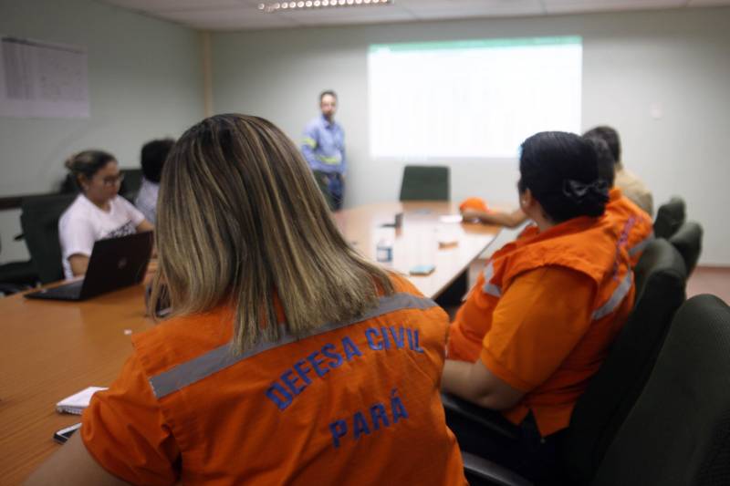 O governo do Estado intensificou as ações nas comunidades do município de Barcarena, no nordeste paraense, afetadas pela contaminação constatada pelo Instituto Evandro Chagas (IEC), no entorno da área de atuação da empresa Hydro. A força-tarefa de órgãos estaduais em parceria com a prefeitura municipal seguiu neste domingo (25), com a continuação do cadastramento de famílias, levantamento de possíveis problemas de saúde decorrentes da situação e distribuição de água potável, medidas emergenciais determinadas pelo Grupo de Trabalho do Governo do Estado. Ao todo, 30 profissionais da saúde, entre agentes de endemias e de saúde, além de 16 assistentes sociais, agentes da Defesa Civil, entre outros profissionais do Estado e Município atuam nos últimos dias nas comunidades de Bom Futuro, Vila Nova e Bujaruba. As equipes estão em campo para mapear e identificar as necessidades das famílias que residem nesses locais e que tipo de impacto que elas podem ter sofrido.
FOTO: IGOR BRANDÃO / AG PARÁ
DATA: 25.02.2018
BARCARENA - PARÁ <div class='credito_fotos'>Foto: IGOR BRANDÃO / AG. PARÁ | <a href='/midias/2018/originais/82f3cfb5-a4a7-484d-96a8-90c79e89e013.jpg' download><i class='fa-solid fa-download'></i> Download</a></div>