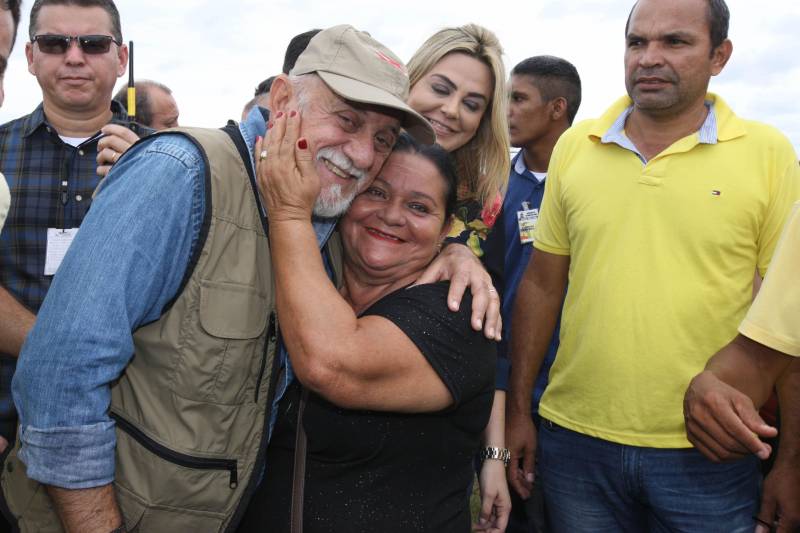 Onze municípios do sul e sudeste paraense recebem recursos do Estado para recuperar ruas e vicinais atingidas pelas enchentes e fortes chuvas que caem na região. Em agenda oficial nesta sexta-feira (6), o governador Simão Jatene (foto) assinou, pela manhã, no Parque de Exposições Valeu Boi Leilões, em Rio Maria, os convênios que garantem o repasse de cerca de R$ 4 milhões. As obras de caráter emergencial serão executadas pelas prefeituras em parceria com a Secretaria de Estado de Transportes (Setran). O objetivo é recuperar a trafegabilidade nessas localidades e assegurar o direito de ir e vir da população. Na manhã desta sexta, foram assinados nove convênios, com os municípios de Redenção, Pau D’Arco, São Félix do Xingu, Santa Maria das Barreiras, Tucumã, Água Azul do Norte, Xinguara, Bannach e Rio Maria. Além da Setran, participam da ação o Centro Regional de Governo do Sudeste do Pará e a Defesa Civil. “O valor do investimento em cada município vai depender da necessidade verificada pelas equipes do Estado e das prefeituras. O recurso não será usado para reconstruir vias, mas para restabelecer a trafegabilidade”, disse o secretário de Transportes, Kléber Menezes.
FOTO: ANTÔNIO SILVA / AG. PARÁ
DATA: 06.04.2018
RIO MARIA - PARÁ <div class='credito_fotos'>Foto: Antônio Silva/Ag. Pará | <a href='/midias/2018/originais/82f78d06-38ad-497b-a188-66c4873411cd.jpg' download><i class='fa-solid fa-download'></i> Download</a></div>