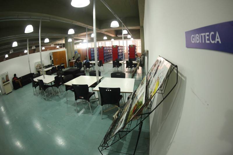 Ao entrar na Biblioteca Arthur Viana, localizada no Centro Cultural e Turístico Tancredo Neves (Centur), é possível visualizar e sentir as diferenças logo ao chegar. O espaço, que desde 2015 passava por reformas, está completamente pronto para sua reinauguração, que deve acontecer já na próxima semana. Iluminação adequada, climatização renovada, mudança de estantes e outros móveis que contribuíram para a ampliação do espaço, além de um verdadeiro upgrade em diversos espaços de convivência, serviços e estudos, trouxeram novos ares a centenária biblioteca.
FOTO: THIAGO GOMES / AG. PARÁ
DATA: 27.04.2018
BELÉM - PARÁ <div class='credito_fotos'>Foto: Thiago Gomes /Ag. Pará | <a href='/midias/2018/originais/83125e49-cdeb-47f8-99d3-fe10ac9ad40e.jpg' download><i class='fa-solid fa-download'></i> Download</a></div>