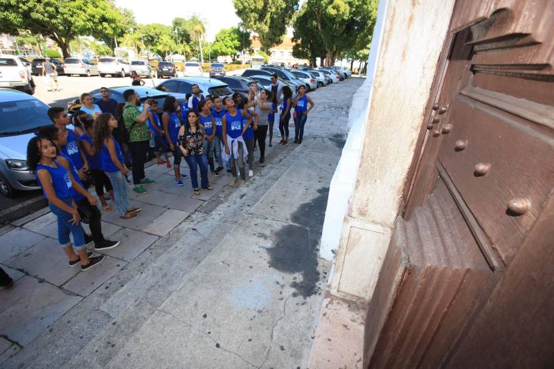 Criado em 2004, o projeto Pro Paz nos Bairros (foto) tem o objetivo de auxiliar crianças e jovens dos 8 aos 18 anos, em um período complementar à escola. O programa atende uma média de 2.500 alunos por ano em sete bairros de Belém. São oferecidas atividades de artes, esporte, cultura e lazer. Mas com a intenção de diminuir a evasão escolar, o Pro Paz oferece formas lúdicas de ensino de disciplinas tradicionais como matemática, português e história, como a palestra com o historiador na manhã desta sexta-feira. “Esse trabalho surgiu com o objetivo da prevenção. Queremos tirar esses alunos atendidos da rua, da vulnerabilidade social. Quando eles não estão na escola, eles estão com a gente, protegidos, desenvolvendo atividades e descobrindo suas potencialidades”, disse Mônica Altman, presidente do Pro Paz.
FOTO: MÁCIO FERREIRA /AG. PARÁ
DATA: 11.05.2018
BELÉM - PARÁ <div class='credito_fotos'>Foto: MÁCIO FERREIRA/ AG. PARÁ | <a href='/midias/2018/originais/8317ba02-c3fd-4054-aa38-425874d52025.jpg' download><i class='fa-solid fa-download'></i> Download</a></div>