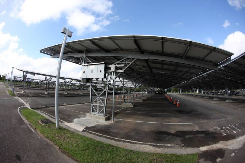 Metade da energia consumida no Hangar-Convenções e Feiras da
Amazônia já está sendo gerada por placas fotovoltaicas (painéis solares). A
entrega do projeto pelo governador Simão Jatene aconteceu nesta quinta-
feira, 22, no estacionamento do Hangar, em Belém.
FOTO: ANTÔNIO SILVA / AG. PARÁ
DATA: 22.03.2018
BELÉM - PARÁ <div class='credito_fotos'>Foto: ANTONIO SILVA / AG. PARÁ | <a href='/midias/2018/originais/83180024-f4ce-43f9-9e29-f4457bf87b25.jpg' download><i class='fa-solid fa-download'></i> Download</a></div>