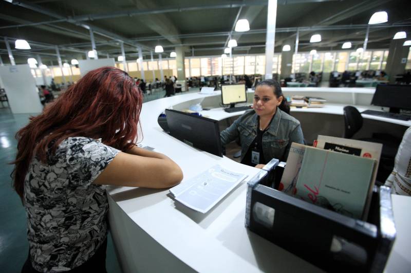 Biblioteca Pública Arthur Vianna, localizada no prédio do Centur. Com mais de 140 anos, o local é uma das principais referências na área em Belém, recebendo uma média de mil usuários por dia. Antes da popularização de instrumentos tecnológicos e sites especializados, a “biblioteca do Centur”, como é conhecida, era uma das principais fontes de pesquisa para alunos de todos os níveis de ensino em Belém.
FOTO: MÁCIO FERREIRA / AG. PARÁ
DATA: 02.03.2018
BELÉM - PARÁ <div class='credito_fotos'>Foto: MÁCIO FERREIRA/ AG. PARÁ | <a href='/midias/2018/originais/831f7acb-dbeb-451b-8731-7dbc9af9cc07.jpg' download><i class='fa-solid fa-download'></i> Download</a></div>