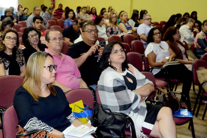 Técnicos e gestores de Unidades Seduc na Escola (USEs) e Unidades Regionais de Educação (UREs), além de diretores e professores de escolas de todo o Pará, participaram na manhã desta terça-feira (06), no auditório da Escola Estadual de Educação Tecnológica Anísio Teixeira, em Belém, do dia nacional de mobilização em torno da Base Nacional Comum Curricular (BNCC) da educação infantil e do ensino fundamental. A data, marcada como o “Dia D de Discussão da BNCC” - documento que define os conhecimentos essenciais que todos os alunos da educação básica têm o direito de aprender -, foi instituída pelo Ministério da Educação (MEC), Conselho Nacional de Secretários de Educação (Consed), União Nacional de Dirigentes Municipais de Educação (Undime) e secretarias estaduais e municipais de Educação, para debater a estrutura e as competências do texto, homologado pelo MEC em dezembro do ano passado. Para a diretora de Ensino Infantil e Fundamental da Seduc, Marizete Martins, o “Dia D” representa apenas o início de uma mobilização que deverá reverberar o ano inteiro nas escolas estaduais e dos municípios, para que em 2019 as redes de ensino de ensino público do Estado e dos municípios possam contar com currículos escolares adaptados às novas exigências da BNCC. “A partir de hoje, todas as nossas escolas deverão desenvolver eventos e momentos semelhantes a esse, para que possamos, no ano que vem, implementar efetivamente a BNCC. Para isso, a Seduc estará à disposição das escolas, para ajudar no que for necessário”, informou Marizete Martins (c).
FOTO: RAI PONTES / ASCOM SEDUC
DATA: 06.03.2018
BELÉM - PARÁ <div class='credito_fotos'>Foto: Rai Pontes/Ascom Seduc | <a href='/midias/2018/originais/83211e3b-2eb4-4903-9f26-e03cb1918c6a.jpg' download><i class='fa-solid fa-download'></i> Download</a></div>