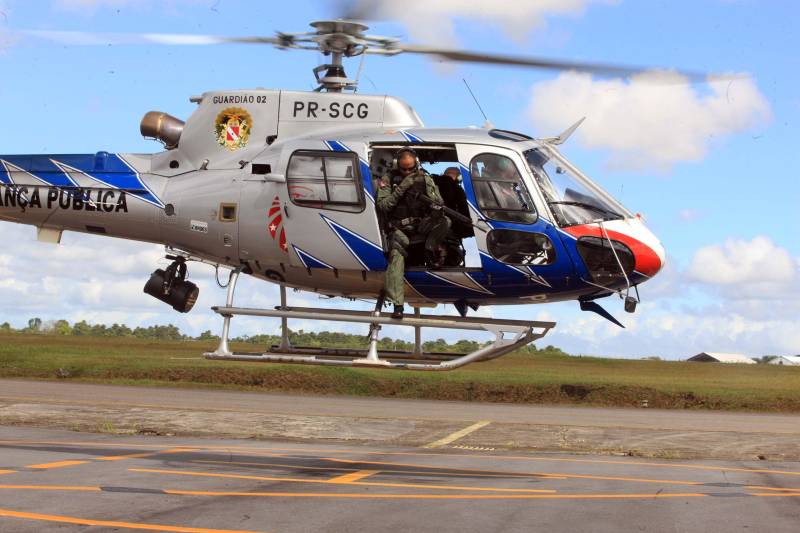 “Devo a vida do meu filho à atuação do Graesp (Grupamento Aéreo de Segurança Pública, na foto). Se não fosse pelo empenho deles no resgate, o João não teria resistido”. O depoimento emocionado é do sargento da Polícia Militar do Pará, Marcelo Serrano. Em abril do ano passado, o filho dele, João Marcel, então com 3 anos, perfurou o pulmão depois de cair de uma ponte. O acidente foi no município de São Sebastião da Boa Vista, no Marajó. Na ocasião, o Graesp foi acionado e iniciou o resgate da criança em direção a Belém. Em uma corrida contra o tempo, 40 minutos depois o menino começava a ser atendido em um hospital na capital. Se o transporte tivesse sido de barco, como normalmente ocorre na região, levaria oito horas e, pela gravidade da situação, o pequeno Marcel não teria resistido.

FOTO: RODOLFO OLIVEIRA / AG. PARÁ
DATA: 21.05.2018
BELÉM - PARÁ <div class='credito_fotos'>Foto: Rodolfo Oliveira/Ag. Pará   |   <a href='/midias/2018/originais/832204a2-4b9f-4780-8a59-187c5f6cf2d8.jpg' download><i class='fa-solid fa-download'></i> Download</a></div>