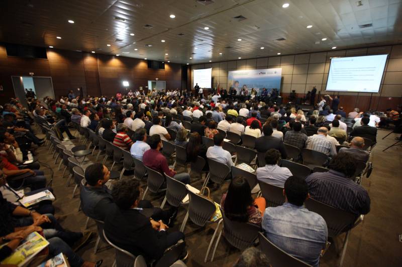 O primeiro dia do Fórum Permanente de Prefeitas e Prefeitos dos Municípios Sustentáveis contou com a participação de 85 prefeitos , 17 vices e 21 secretários municipais dos 141 municípios manifestaram interesse em adotar as diretrizes do programa. Para o governador Simão Jatene (foto), esta grande participação simboliza a união de agentes públicos que colocaram os interesses coletivos acima dos interesses individuais para construir um estado melhor para todos. Com o tema “Gestão Compartilhada”, o evento traz as experiências e os desdobramentos das agendas governamentais que foram planejadas em parceria com as gestões municipais. Através da Secretaria Extraordinária de Municípios Sustentáveis (Semsu) Governo do Pará, por meio da Semsu, investe na capacitação dos municípios para a promoção de uma gestão fiscal eficiente. Para Izabela Jatene, este primeiro dia serviu para sinalizar o quanto os gestores estão preocupados com o equilíbrio da questão fiscal dos municípios e em desenvolver uma governança compartilhada para desenvolver seus municípios.
FOTO: ANTÔNIO SILVA / AG. PARÁ
DATA: 07.02.2018
BELÉM - PARÁ <div class='credito_fotos'>Foto: Antônio Silva/Ag. Pará | <a href='/midias/2018/originais/832268be-13e4-461f-b03e-3870f825c6ba.jpg' download><i class='fa-solid fa-download'></i> Download</a></div>